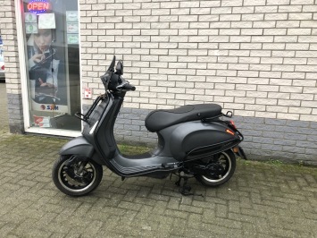 GAVE VESPA SPRINT S 45KM BROM MAT GRIJS BJ2015 14000KM VL OPTIE
