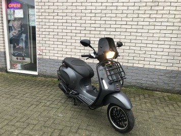 GAVE VESPA SPRINT S 45KM BROM MAT GRIJS BJ2015 14000KM VL OPTIE