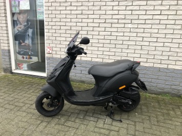 DIKKE PIAGGIO ZIP SP 45 4-TAKT MAT ZWART BROM BJ2011 9.000KM