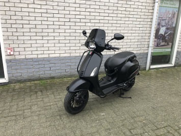 DIKKE VESPA SPRINT S 45M BROM NOTTE MAT ZWART BJ2018 11000KM ALARM