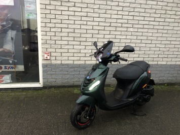 GAVE PIAGGIO ZIP SP 45 BROM 4-TAKT JAGUAR GREEN BJ2020  8.000KM