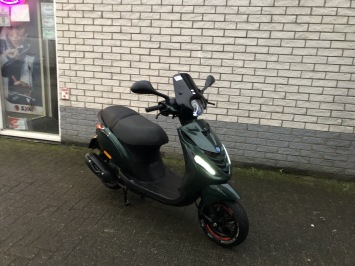 GAVE PIAGGIO ZIP SP 45 BROM 4-TAKT JAGUAR GREEN BJ2020  8.000KM