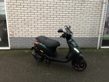 GAVE PIAGGIO ZIP SP 45 BROM 4-TAKT JAGUAR GREEN BJ2020  8.000KM