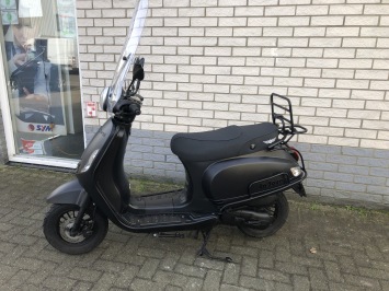 JONGE VESPA LOOK AGM RIVA SOURIS 45KM BROM ZWART BJ2022 11000KM