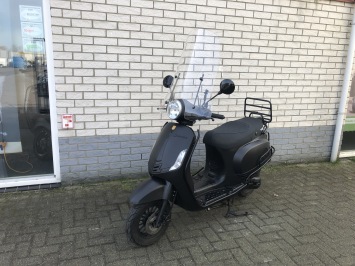 JONGE VESPA LOOK AGM RIVA SOURIS 45KM BROM ZWART BJ2022 11000KM