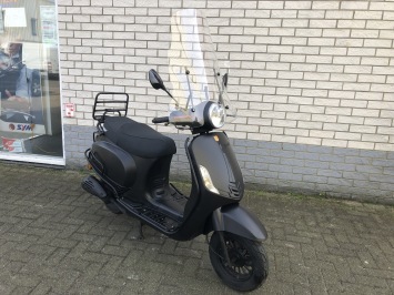 JONGE VESPA LOOK AGM RIVA SOURIS 45KM BROM ZWART BJ2022 11000KM