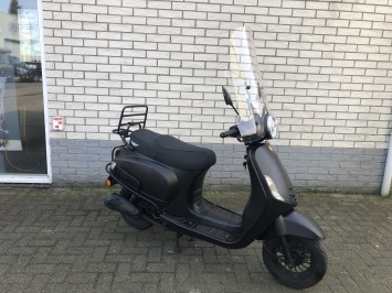 JONGE VESPA LOOK AGM RIVA SOURIS 45KM BROM ZWART BJ2022 11000KM