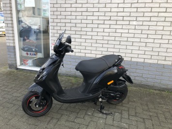 JONGE PIAGGIO ZIP SP 45 4-TAKT MAT BLACK BROM BJ2022 5000KM