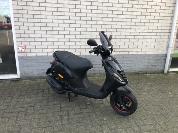 JONGE PIAGGIO ZIP SP 45 4-TAKT MAT BLACK BROM BJ2022 5000KM