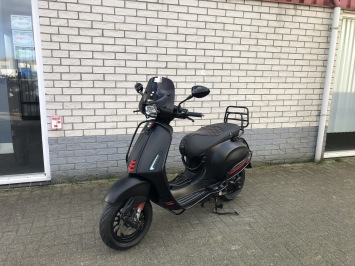 DIKKE VESPA SPRINT S 45KM BROM MAT BLACK 7000KM BJ2021
