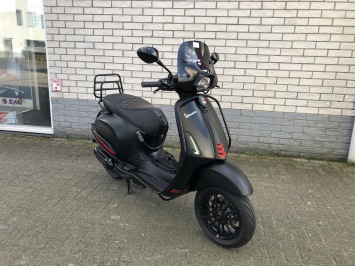 DIKKE VESPA SPRINT S 45KM BROM MAT BLACK 7000KM BJ2021