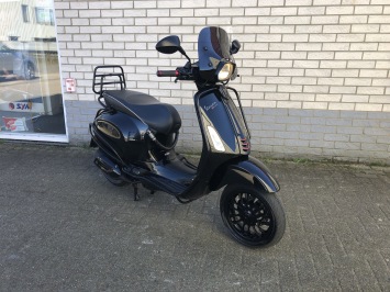 GAVE VESPA SPRINT S 45KM BROM BLACK ON BLACK BJ2015 9000KM