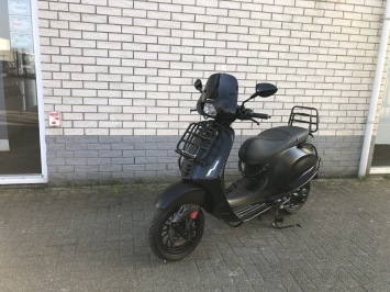 DIKKE VESPA SPRINT S 45KM BROM MAT BLACK 8000KM BJ2021