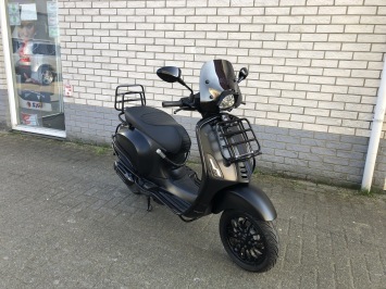 DIKKE VESPA SPRINT S 45KM BROM MAT BLACK 8000KM BJ2021