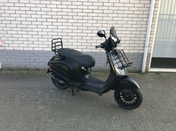 DIKKE VESPA SPRINT S 45KM BROM MAT BLACK 8000KM BJ2021