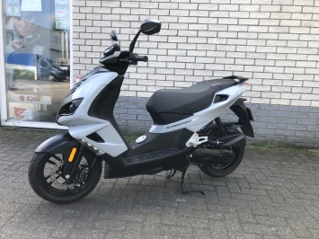 JONGE PEUGEOT SPEEDFIGHT 4 BROM 45KM NARDO GREY BJ2023 3500KM
